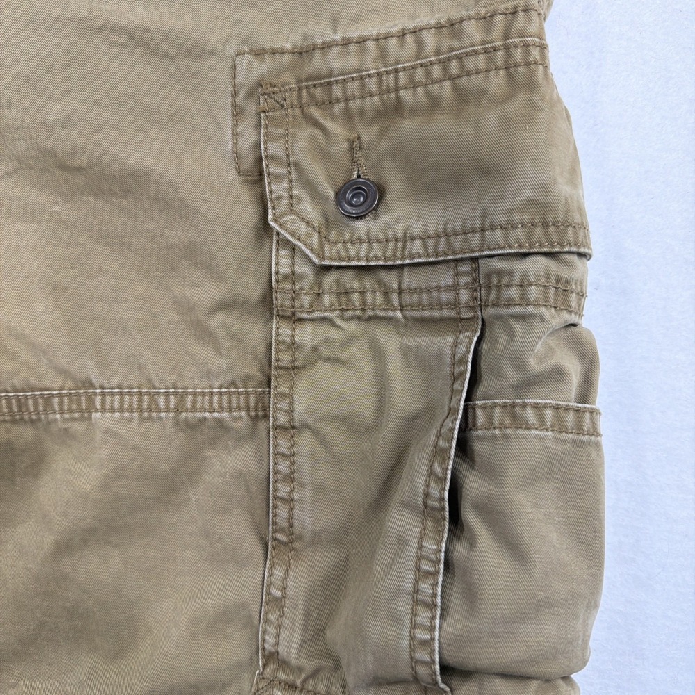 Levi's Men's Size 42 Dark Khaki Cargo Shorts Camping, Exploring, Hiking, Casual - Picture 2 of 16